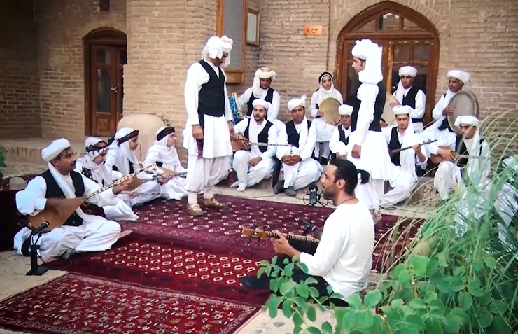 علی قمصری، آهنگ ساز و نوازنده موسیقی ایرانی، برای پاسداشت موسیقی مقامی سفری هنری را به دور ایران آغاز کرده است. قمصری در این سفر به شهر‌هایی مانند مشهد، تربت جام و نیشابور رفت و با هنرمندان این خطه نواخت. در این گزارش مروری داشته ایم بر اجرا‌های این هنرمند در خراسان و همچنین گپ و گفتی داشته ایم با عزیز تنها از استادان موسیقی مقامی که با قمصری نواخته است.