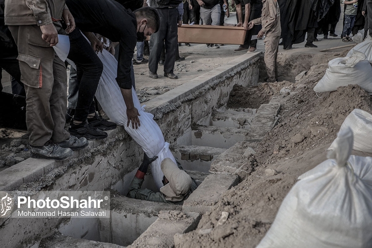 این روز‌ها که بسیاری از عزیزان خود را به‌دلیل ابتلا به ویروس مخوف کرونا از دست می‌دهیم، از اینکه برای آخرین بار نمی‌توانیم چهره عزیز از دست رفته را ببینیم و روی او را برای آخرین بار ببوسیم و وداع کنیم، دردی عمیق در دل داریم، دردی عمیق از مرگی غریب.