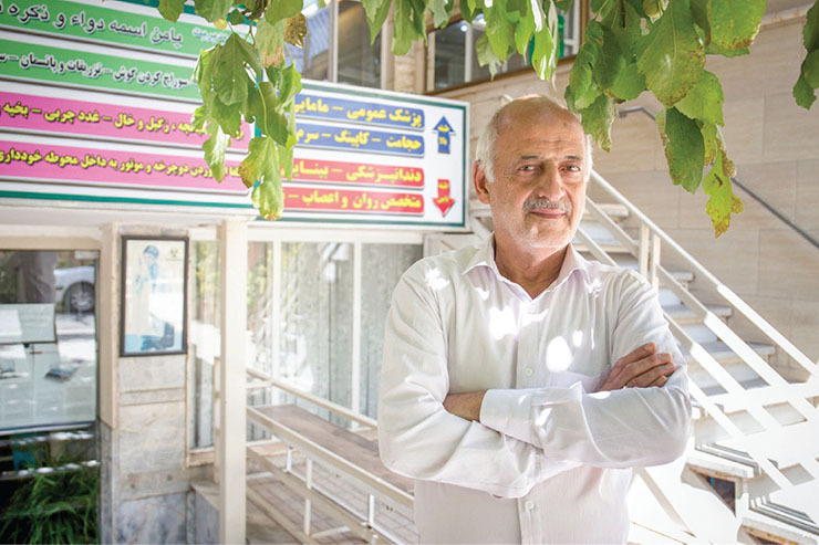 روایتی از درمانگاه خیریه محله راه‌آهن که در این روز‌های کرونازده دستگیر مردم شده است.