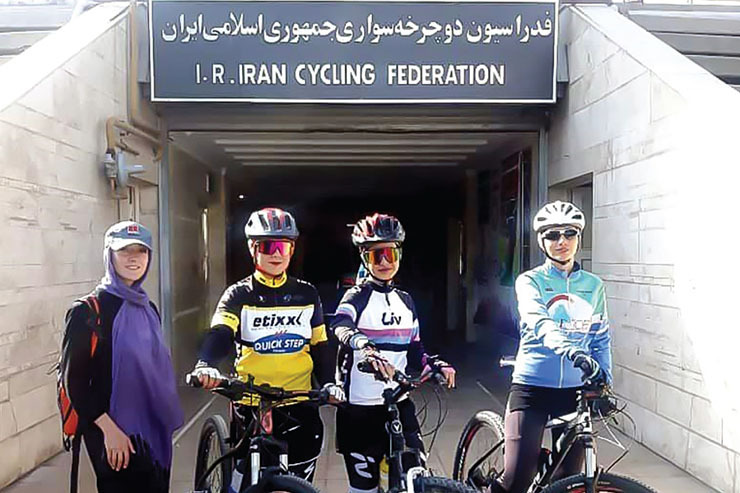 مسابقات دوچرخه‌سواری قهرمانی کشور در سال ۱۴۰۰ در بخش بانوان در پارک چیتگر تهران برگزار شد و دست دختران مشهدی در رقابت‌های کراس‌کانتری قهرمانی کشور از مدال دور ماند.