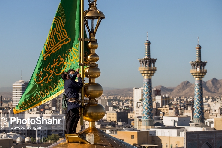 حرم سیاه پوش می‌شود و کتبیه‌های نصب شده بر دیوار صحن‌ها و رواق‌ها، حال و هوای زیارتمان را محرمی می‌کند. وقت «اذن عزا» از حضرت ثامن الحجج (ع) رسیده و خادمان این آستان ملکوتی خود را برای خدمتی خالصانه در ماه‌های محرم و صفر آماده کرده‌اند.