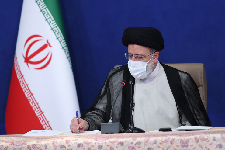 رئیس جمهور در تماس تلفنی با استاندار خراسان رضوی و وزیر بهداشت بر استفاده از تمامی ظرفیت‌های موجود برای تسریع در کنترل بیماری، درمان و ارائه خدمات به بیماران تاکید و دستورات لازم را صادر کرد.