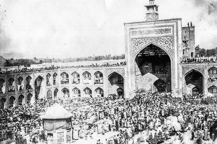 سطر‌های بعدی گذری بر آیین‌هایی است که در مشهد پیش از محرم آغاز می‌شده و تا ظهر روز دهم ادامه داشته است.