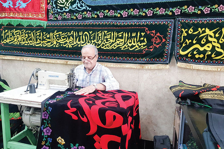 هنرمند پرچم دوز محله کوهسنگی مشهد که این هنر را از پدر و برادرش آموخته، نمی‌داند این سنت خانوادگی ادامه می‌یابد یا نه!