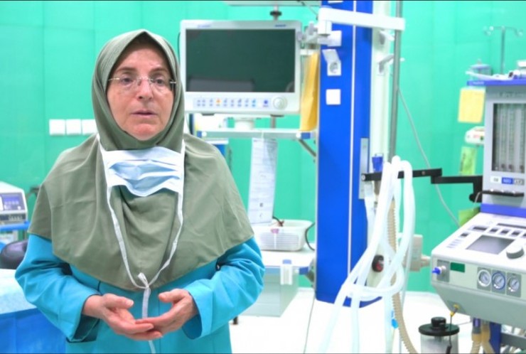 صدای خانم دکتر نفیسه ثقفی استاد گروه زنان و مدیر گروه زنان دانشگاه علوم پزشکی مشهد که در حال گریه از مردم و مسوولان التماس می‌کند و می‌گوید فاجعه عظیم انسانی در پیش است.