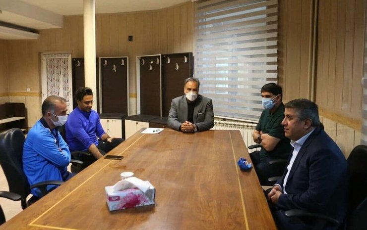 نشست اخیر هیات مدیره استقلال که اختصاص داشت به مسائل نقل و انتقالاتی، بدون حضور داریوش دلفانی، عضو هیات مدیره و فرهاد مجیدی، سرمربی برگزار شد.