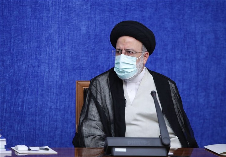 رئیس‌جمهور رئیسی با تاکید بر اینکه صف‌هایی که در رابطه با واکسیناسیون و تهیه دارو شکل می‌گیرد بایستی سریعا جمع شوند و با مدیریت مناسب شاهد اینگونه صف‌ها نباشیم، گفت: دارو به اندازه کافی وجود دارد و روند واکسیناسیون نیز سرعت خواهد گرفت.