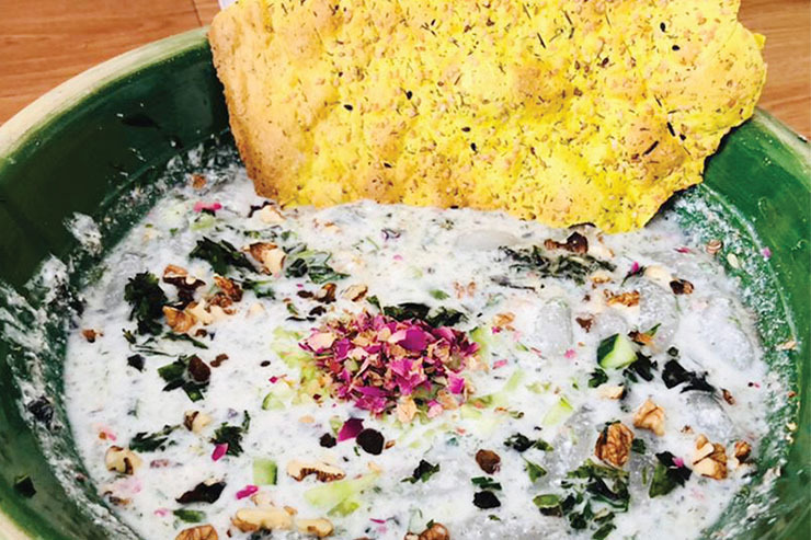 با طرز تهیه آب دوغ خیار، یکی از ساده‌ترین غذا‌های مخصوص تابستان آشنا شوید و با تهیه آن در منزل، یک وعده غذای سبک و خوشمزه نوش جان کنید.