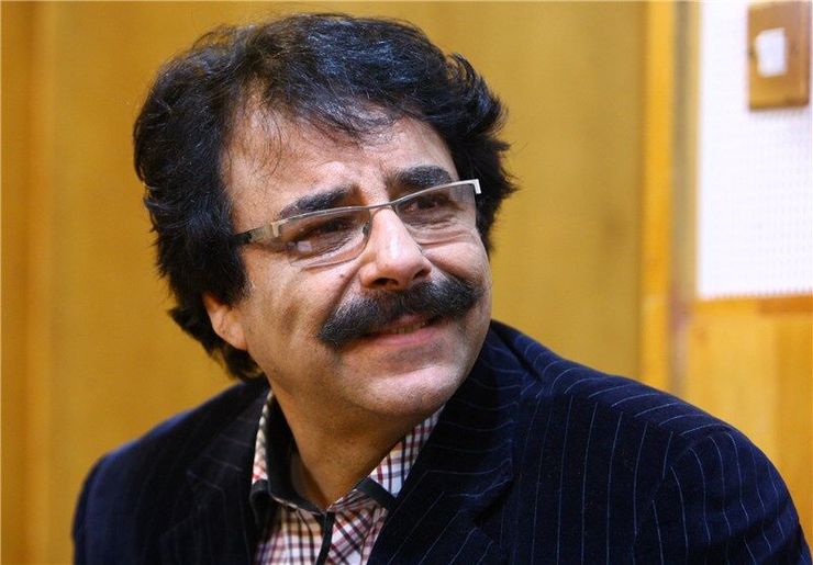 علیرضا افتخاری خواننده پیشکسوت موسیقی ایرانی پس از چند دهه فعالیت هنری، مدرک درجه یک هنری گرفت.