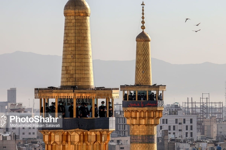 حرم مطهر رضوی در روز تاسوعای حسینی میزبان عزاداران حسینی است. این درحالی است که آستان قدس رضوی از روزهای گذشته برای رعایت پروتکل‌های بهداشتی اقداماتی را روی دست گرفته است.