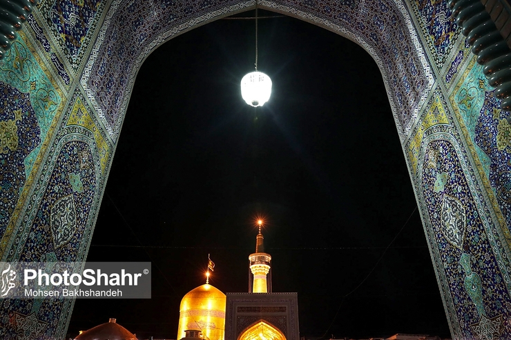 همزمان با شب عاشورای حسینی، آیین خطبه خوانی در حرم مطهر رضوی با حضور خادمان بارگاه مطهر امام رضا (ع) و با رعایت شیوه‌نامه‌های بهداشتی برگزار شد.