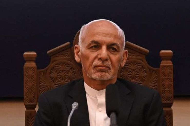 رئیس‌جمهور پیشین افغانستان در پیامی فیسبوکی گفت:من قصد فرار ندارم. فعلا در امارات هستم تا از خون‌ریزی جلوگیری شود و در حال مشورت هستم تا دوباره به افغانستان بازگردم.
