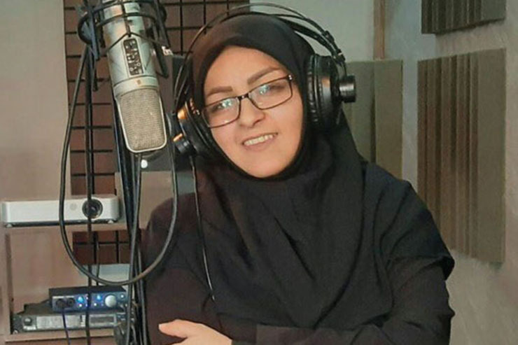 نرگس حاجتی با هزینه شخصی گروه‌های سرود حرفه‌ای را در مناطق کم‌برخوردار رهبری می‌کند.