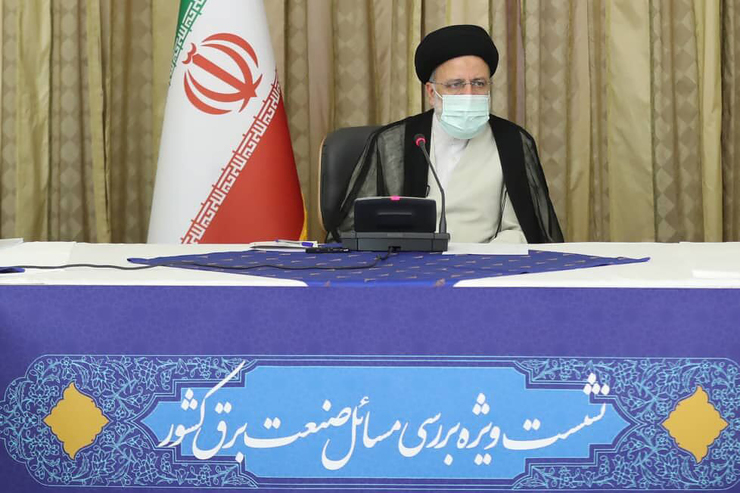 رییس جمهوری منتخب خواستار برنامه‌ریزی فوری برای حل ناترازی تولید و مصرف برق شد و گفت: وزارت نیرو باید تولید و مصرف برق را همزمان مدیریت کند اعمال قانون تعارف‌بردار نیست.