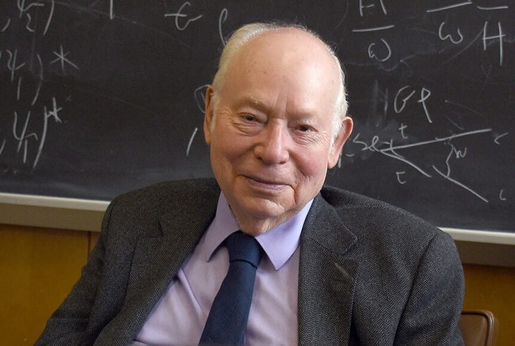 استیون واینبرگ (Steven Weinberg) فیزیکدان مشهور که به دلیل یکپارچه‌سازی نیروی الکترومغناطیسی با نیروی ضعیف و شکل دادن مفهوم برهمکنش الکتروضعیف (electroweak interaction) به همراه دو دانشمند دیگر برنده جایزه نوبل شده بود، در ۸۸ سالگی درگذشت.