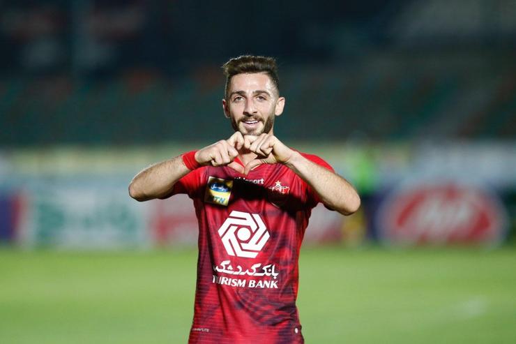 پرسپولیس موفق شد در یک جدال حساس تراکتور را شکست دهد تا یک گام دیگر به گلات قهرمانی نزدیک شود.