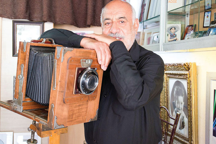 علی آقاپور از ۴۰ سال پیش همچنان عکاس پرتره مانده است و تصویر صد‌ها هزار نفر را در مجموعه‌اش دارد.