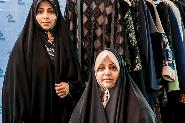 گفتگو با اعظم پارسا، برگزیده نهمین دوره کارآفرین برتر معاونت زنان ریاست جمهوری که به همراه دخترش سال‌هاست به کسب و کار بانوان کمک می‌کند.