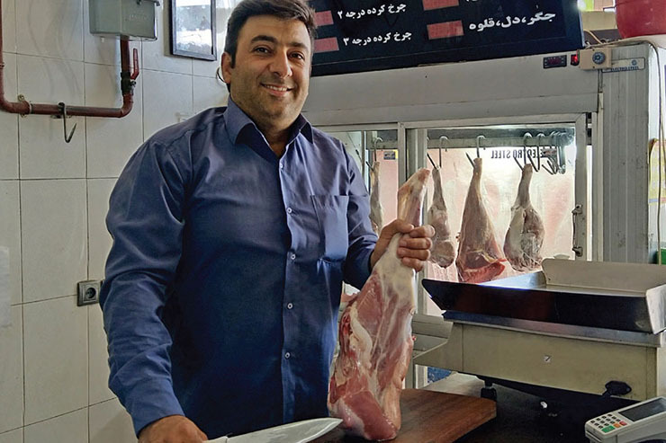 صاحب قدیمی‌ترین قصابی محله مهرآباد می‌گوید: دست‌پر رفتن مشتری از زرق و‌برق مغازه مهم‌تر است.