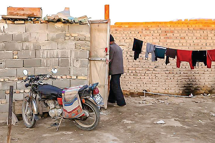 انباری‌های ۳۰، ۴۰ و حتی ۲۰ متری حاشیه شهر و مناطق مرکزی شهر مشهد که تا همین یکی دو سال پیش، محل انبار کالا و اجناس بود، جایی برای زندگی خانواری شده که درآمدش با اجاره هیچ چهاردیواری‌ای در این شهر دَرندشت نمی‌خواند.