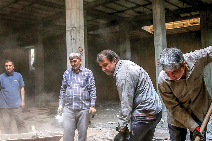 رزمندگان ساکن در «سرافرازان» هر روز صبح قبل از رفتن به سر کار، در مسجد در حال ساخت محله کار می‌کنند.