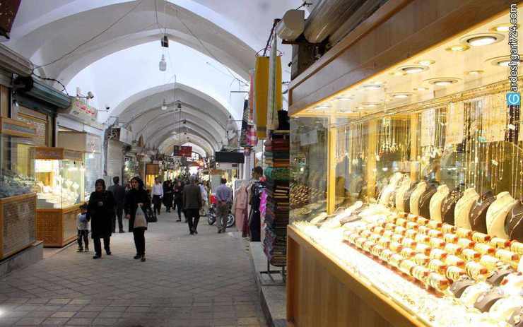  بعد از قسطی شدن خرید طلای عروس کار به اجاره سرویس‌های طلا رسیده است و اخیرا برخی طلافروشان به تازه عروس‌ها سرویس طلا اجاره می‌دهند. رئیس اتحادیه طلا و جواهر تهران با تائید این خبر گفت: در سال‌های گذشته برخی مردم برای تازه عروس‌ها از طلافروشان طلای قسطی می‌خریدند، اما با تشدید سقوط قدرت خرید مردم پدیده اجاره طلا رواج بیشتری داشته است.