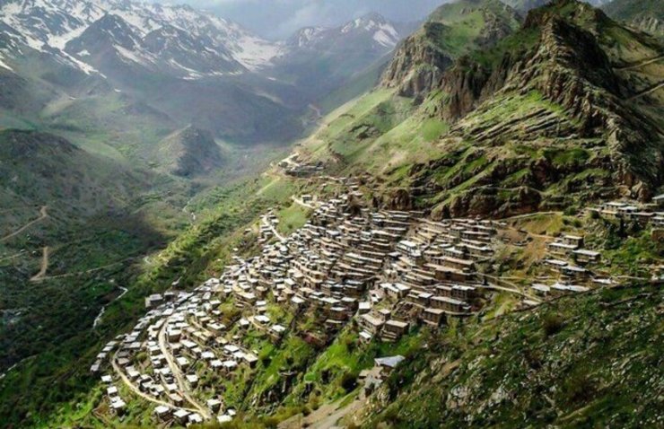 روستای اورامان تخت که در منطقه اورامانات واقع شده، یکی از زیبا‌ترین مناطق کوهستانی ایران و جاهای دیدنی استان کردستان است. این روستا به تازگی به عنوان بیست و ششمین میراث جهانی ایران به نام «منظر فرهنگی هورامان/اورامانات» ثبت شد.