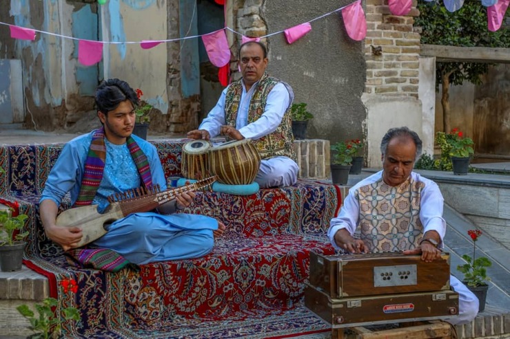 مسلمانان جهان به شکل‌های مختلفی به حضرت علی(ع) عرض ارادت کرده‌اند، که در تاریخ نواها و ارادت‌ها ثبت و ضبط شده است. یکی از این راه‌ها از مسیر مدح و آواز می‌گذرد.آن‌چه می‌بینید اجرای گروه موسیقی بنیاد امیر خسرو بلخی در مدح حضرت علی‌(ع) است که به کوشش معاونت رسانه‌‎های نوین موسسه شهرآرا در مشهد تهیه شده است.