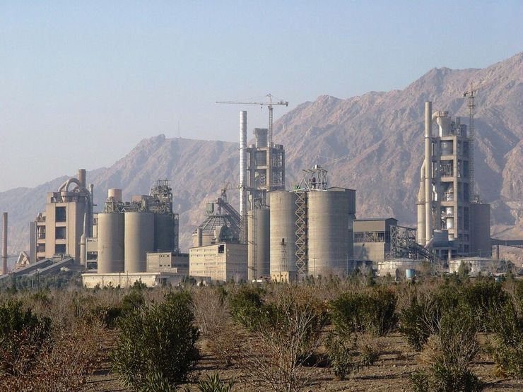 مدیرعامل شرکت مدیریت شبکه برق ایران و سخنگوی صنعت برق گفت: با هماهنگی وزارتخانه های نیرو و صمت، کارخانجات سیمانی که از روز گذشته سیمان خود را در بازار عرضه و باعث تعدیل و کاهش حباب قیمتی شدند، در اولویت رفع محدودیت‌های برقی قرار گرفتند.