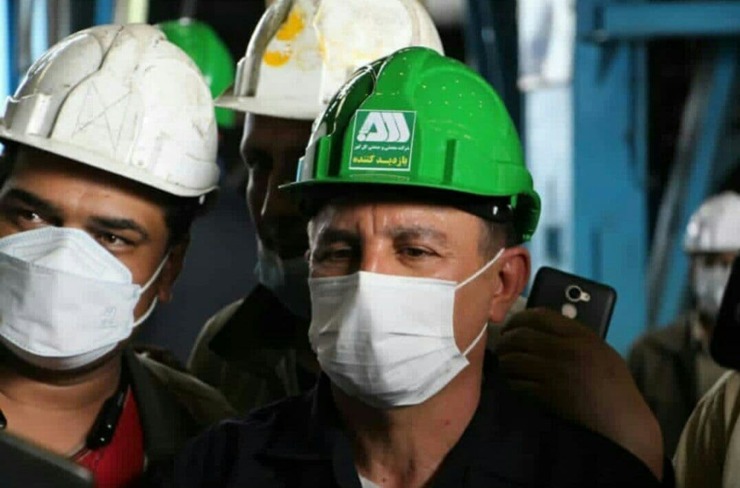 امیرقلعه نویی، سرمربی تیم گل گهر سیرجان با حضور در کارخانه گل گهر با کارگران این کارخانه دیدار کرد.