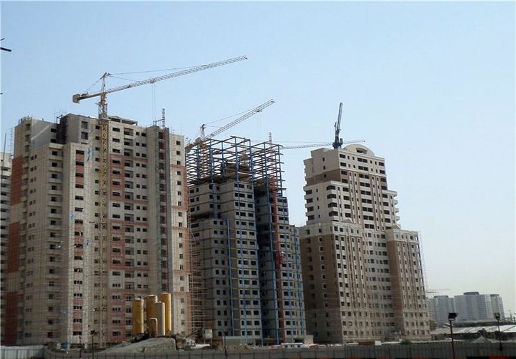 یکی از وعده‌های سید ابراهیم رئیسی ساخت یک میلیون واحد مسکونی ارزان قیمت در هر سال است. این واحدها در اختیار دهک‌های پایین درآمدی قرار می‌گیرد. اما جزئیات این طرح و تبعات اجرای آن چیست؟