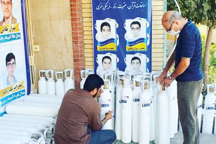 اما لابه لای همین روز‌ها هم نشانه‌ها و رفتار‌های کوچک و بزرگ بسیاری را می‌توانیم در اطراف ببینیم تا دوباره این جمله آشنا را به خودمان یادآوری کنیم که کرونا هرچند دردسر‌ها و مشکلات فراوانی را برایمان درست کرد که شاید بخش اعظم آن جبران شود، اما خوبی‌های زیادی را هم به چشممان آورد.