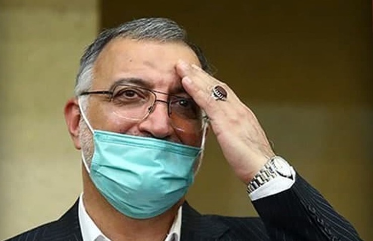 علیرضا زاکانی، پس از امضای حکمش توسط وزیر کشور رسماً شهردار تهران شد.