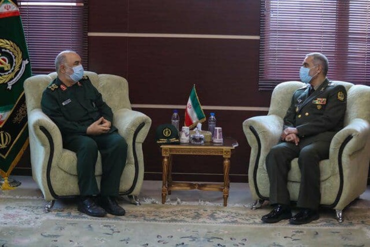 سردار سرلشکر پاسدار حسین سلامی فرمانده کل سپاه پاسداران انقلاب اسلامی با حضور در وزارت دفاع با امیر سرتیپ محمدرضا آشتیانی وزیر جدید دفاع دیدار و گفت‌وگو کرد.