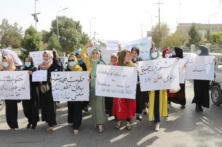 شماری از زنان و فعالان حقوق زن با تظاهرات در شهر مزار شریف؛ مرکز بلخ، خواهان حقوق برابر و رفع تبعیض جنستی شده، اعلام کردند که حکومت همه شمول بدون حضور زنان معنی ندارد.