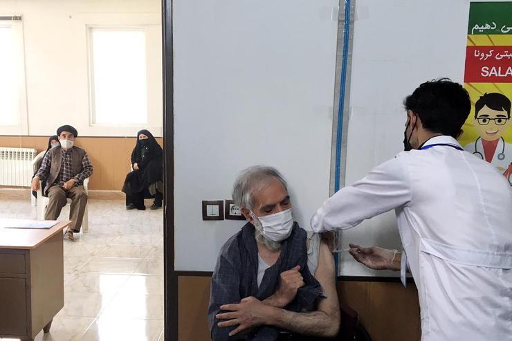 رییس جمعیت هلال احمر از آمادگی ۵۰۰ مرکز واکسیناسیون هلال‌احمر برای تزریق واکسن کرونا خبر داد و در عین حال برنامه های در نظر گرفته شده برای آغاز واکسیناسیون اتباع خارجی و همچنین ارایه خدمات به زائران اربعین را تشریح کرد.