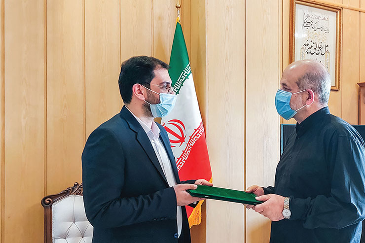 شهردار مشهد در گفتگو با شهرآرا گفت: مشهد مقدس است، زیرا میزبان امام معصوم و حجت خداست و باید مقدس بماند، چون متعلق به امام رضا (ع) است.