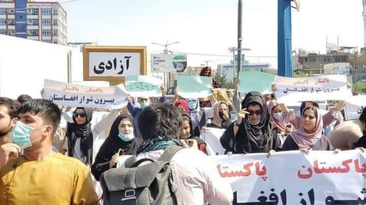 گروهی از شهروندان افغان، شامل شمار زیادی از زنان امروز (سه‌شنبه) مقابل سفارت پاکستان در کابل تظاهرات کردند. اسپوتنیک از زخمی شدن تعدادی از تظاهر کنندگان در جریان تیراندازی شدید طالبان خبر داده است.