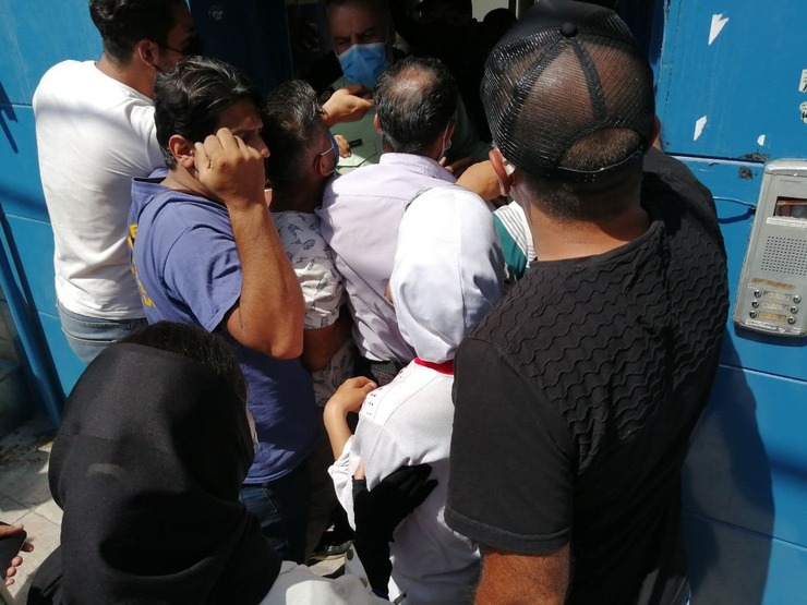هواداران خشمگین استقلال صبح امروز مقابل ساختمان این باشگاه در محله سعادت آباد تجمع و از وزیر ورزش و جوانان خواستند هرچه زودتر مددی را از سمت خود برکنار کند.