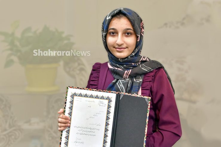 آتنا دشتبان حدود ۱۳ سال دارد و کارهای خوبی در حوزه‌ی فیلم‌سازی و بازیگری و داوری انجام داده است.