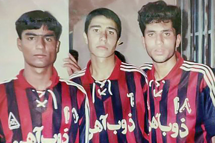 این تصویر به دوران جوانی ستاره مشهدی فوتبال ایران مربوط است؛ زمانی که علیرضا نیکبخت‌واحدی در تیم جوانان ابومسلم بازی می‌کرد. نیکبخت با درخشش در ابومسلم به فوتبال کشور معرفی شد و بعد‌ها با پیراهن سرخابی و پیراهن تیم‌ملی بازی کرد.
