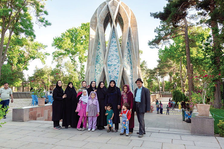 هجدهم مرداد امسال گزارشی از آیین پایانی نخستین دوره «جایزه عکس مطبوعاتی سال خراسان» هم زمان با روز خبرنگار منتشر و افزون بر گفتگو با داوران، برگزیدگان این رویداد را نیز معرفی کردیم. در گزارش پیش رو گپ و گفتی با این برگزیدگان داشتیم که هم اینک می‌خوانید.
