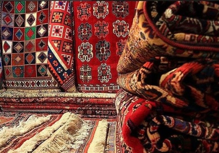 رئیس اتحادیه سراسری تعاونی‌های تولیدکنندگان فرش دستباف شهری و عشایری ایران  گفت: قیمت مواد اولیه نیز هر روز در حال گران‌تر شدن است به گونه‌ای که قیمت تمام شده نسبت به پارسال ۴۰ درصد افزایش یافته است.