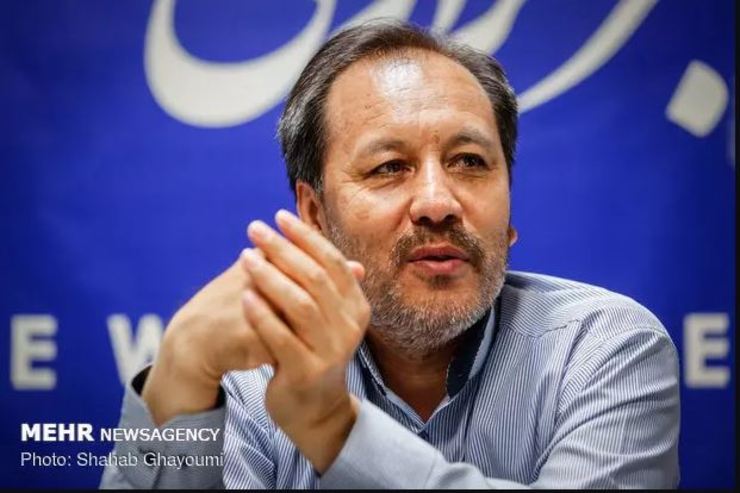 کتابش که تمام شد، اسمش را «از دشت لیلی تا جزیره مجنون» گذاشت. در حقیقت مجنون خود او بود و لیلی، سرزمین غرق خونش. سرزمینی که دردها و رنج‌های آن برایش مهم‌تر از رنج‌های بیشمار خودش بود.