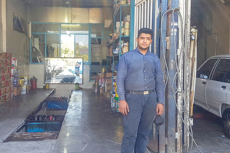 گفتگو با جوان محله طرق که با بیرون گذاشتن شیلنگ تنظیم باد دعای مردم را با خود همراه کرده است.