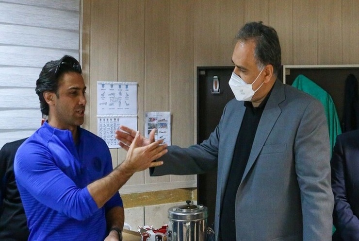 حضور چند بازیکن از فولاد و انتخاب ویسی به عنوان سرمربی این تیم خوزستان و وضعیت مبهم مجیدی در باشگاه استقلال به شایعات حضور جواد نکونام دراستقلال دامن زده، اما باشگاه استقلال این خبر را تکذیب کرده است.
