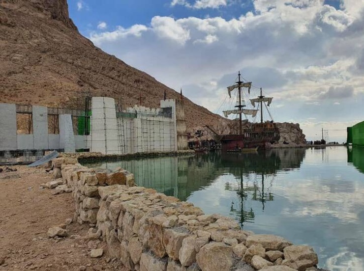 فیلمی از پشت صحنه سریال عظیم «سلمان فارسی» منتشر شده است که در کارگاهی به همه اجسام رنگ و بوی کهنگی و دوران قدیم می‌دهند.