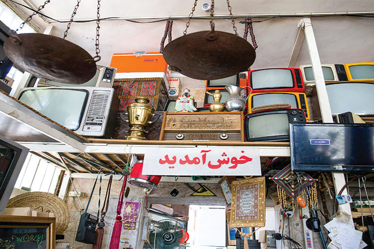 سمساری محله گلشور مجموعه‌ای از رادیو و تلویزیون‌های قدیمی است که فروشی نیست.