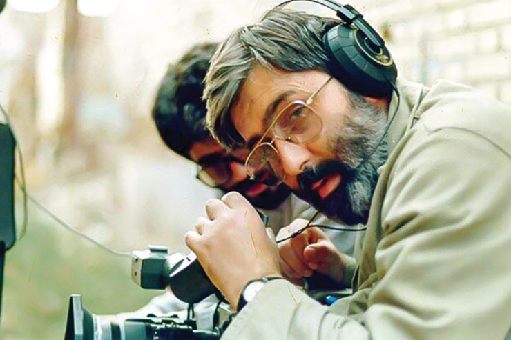 سیدمرتضی آوینی ۷۴ سال پیش در چنین روزی در شهر ری به دنیا آمد. آوینی از کودکی با هنر انس داشت؛ شعر می‌سرود، داستان و مقاله می‌نوشت و نقاشی می‌کرد. به گفته بسیاری از هم دوره ای‌های وی ازجمله عطاءا... امیدوار، موسیقی دان و نقاش ایرانی، آوینی دارای نبوغ ویژه‌ای در فلسفه ادبیات بود.