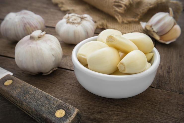 سیر یک آنتی‌بیوتیک قدرتمند است، بیماری‌های مختلف ریه را التیام می‌بخشد و شکم را برای جذب بهتر مواد غذایی تقویت می‌کند.